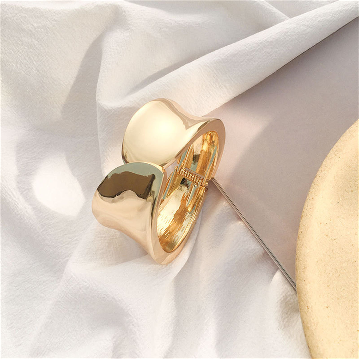 18K Gold-Plated Mismatching Leaf End Hinge Bangle, gold bangle bracelet, dainty minimalist design, detail close-up