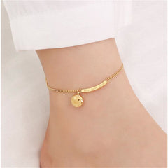 Stunning gold anklet with a smiley disc charm, showcasing 18K gold plating for a stylish and cheerful accessory.