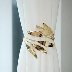 Beautiful 18K gold-plated arm cuff with charming leaf motifs, perfect for adding elegance to any outfit.