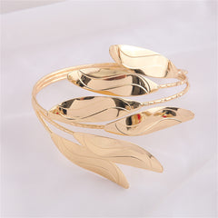 Exquisite arm cuff with leaf accents, made from 18K gold-plated material, ideal for a stylish, nature-inspired accessory.