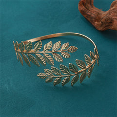 Exquisite gold leaf complemented by an 18K gold-plated branch arm cuff, a must-have for a glamorous look.