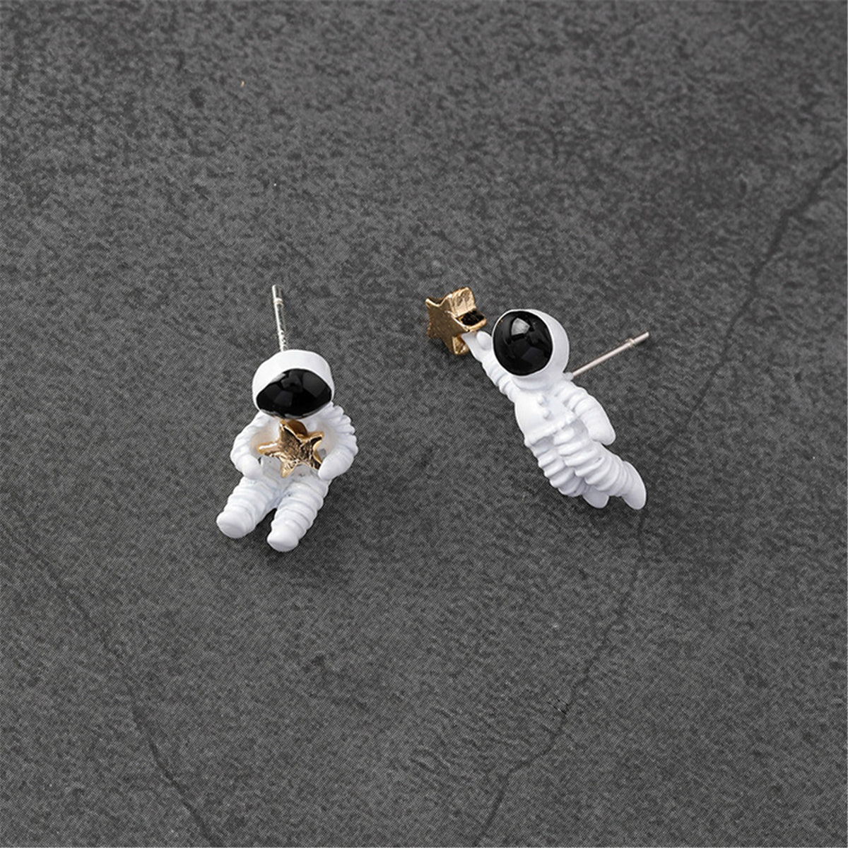 White astronaut stud earrings with an oil drip design, 18K gold-plated, perfect for kids.