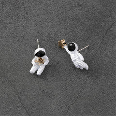 White astronaut stud earrings with an oil drip design, 18K gold-plated, perfect for kids.