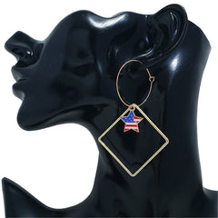 Show your patriotism with these 18K gold-plated earrings shaped like the American flag, featuring a stylish star.