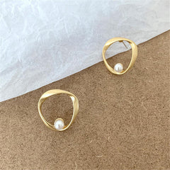Stylish open twist round stud earrings in gold-plated, adorned with a pearl at the center.