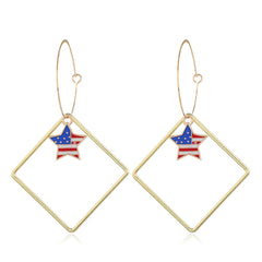 Elegant American flag earrings in 18K gold plating, topped with a star, perfect for Independence Day celebrations.