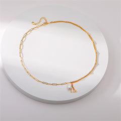 A refined multi-chain necklace in 18K gold plating, highlighted by a beautiful pearl pendant.