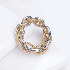 Stylish bracelet with a twisted chain in gold and silver, featuring an interlocked twine oval chain pattern.