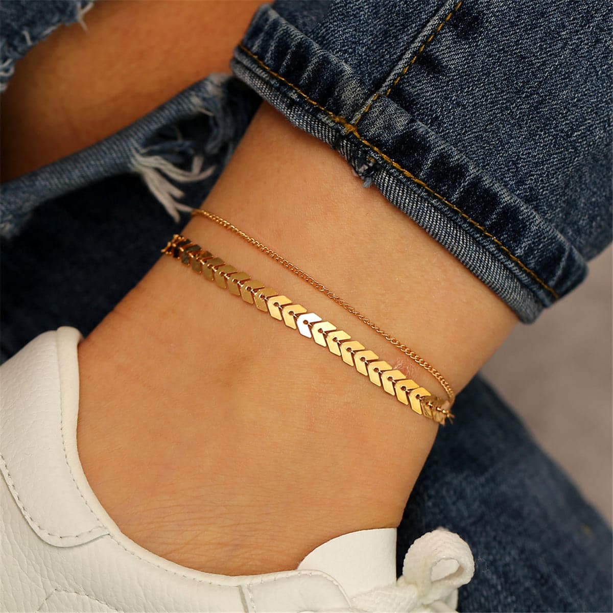 Elegant 18K gold-plated chain bracelet featuring a delicate leaf design, perfect for adding a touch of nature-inspired charm.