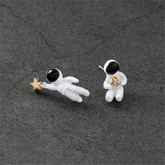 Kids' white astronaut earrings featuring an oil drip effect and 18K gold plating.