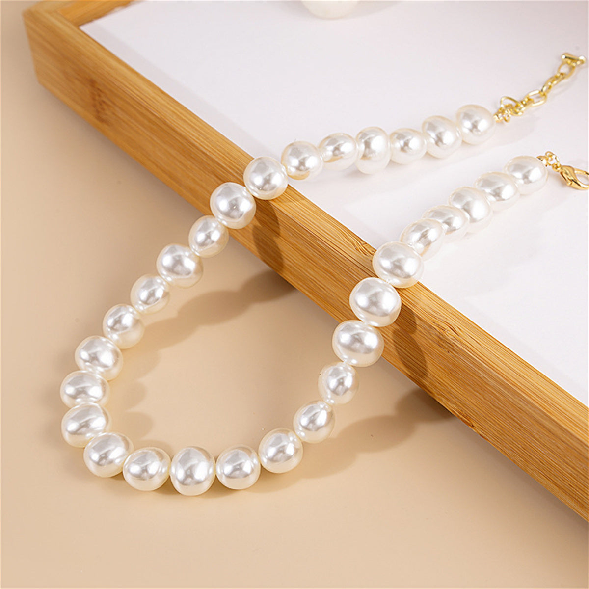 Pearl and 18K Gold-Plated Beaded Necklace, gold pendant necklace for women, dainty minimalist design, detail close-up