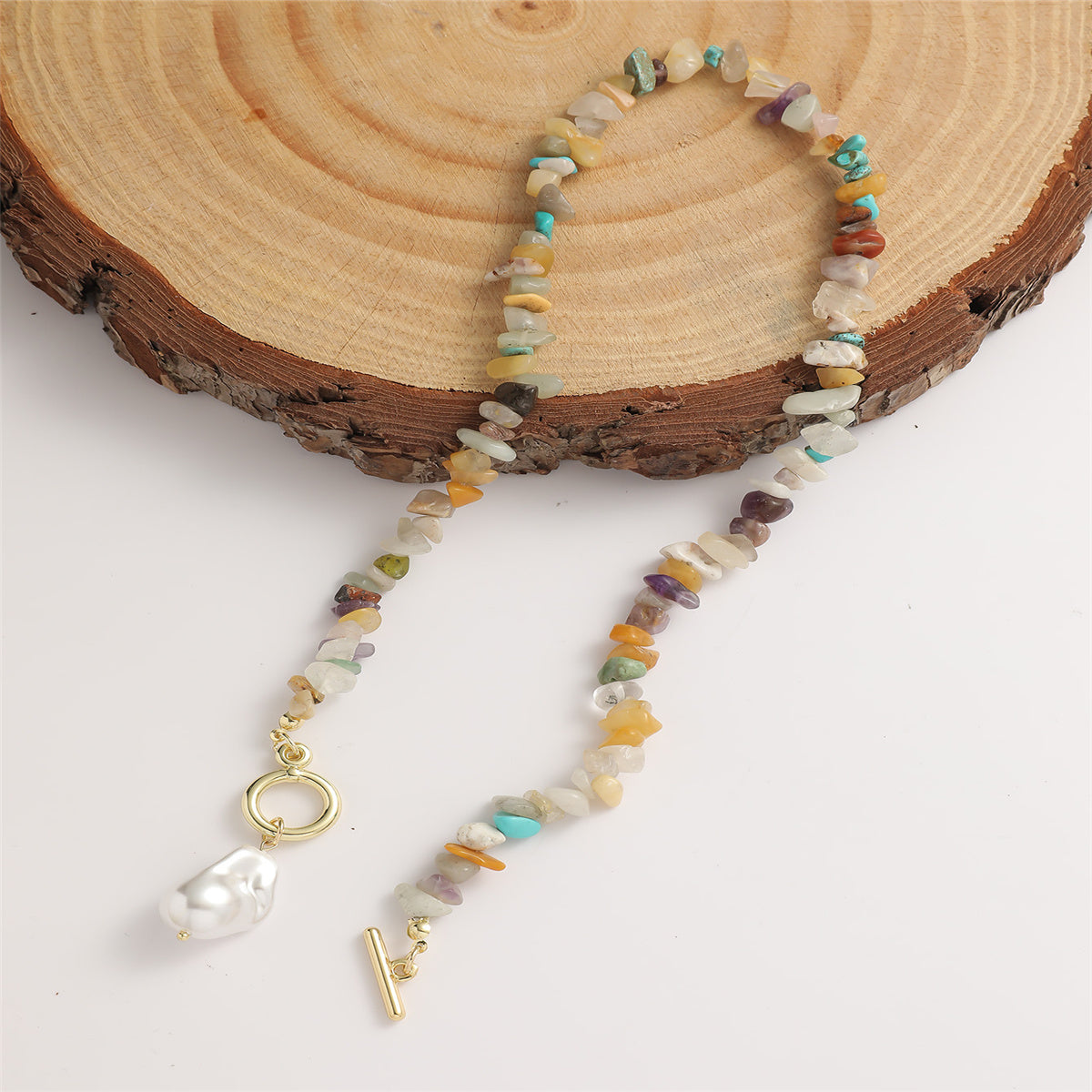 Resin Resin and Pearl Toggle Pendant Necklace, pendant necklace for women, vintage-inspired design, detail close-up