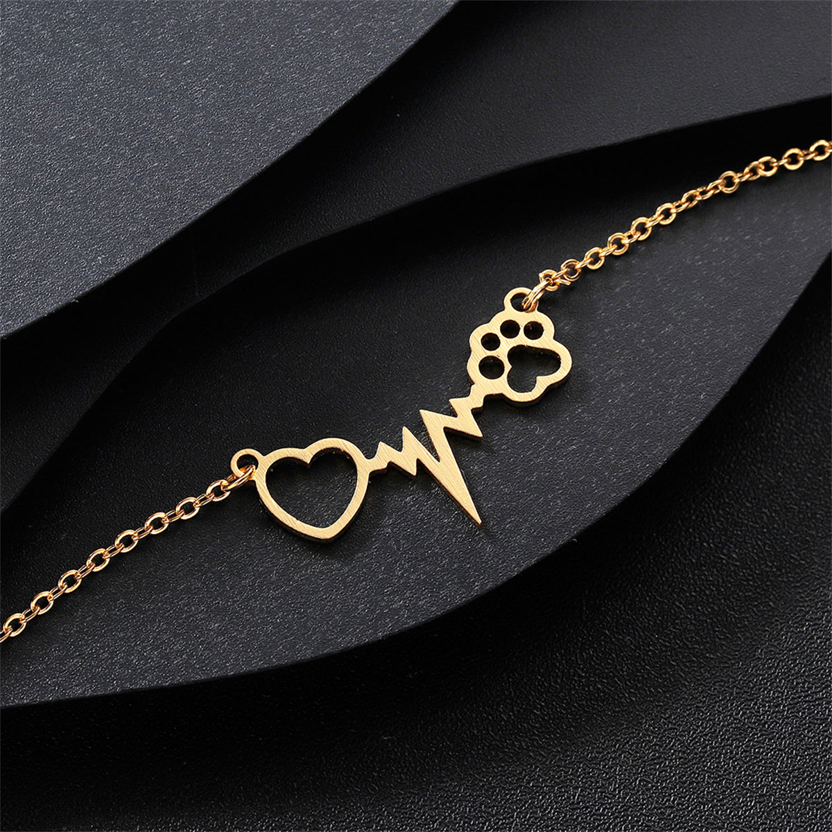 18K Gold-Plated Heart Paw Charm Bracelet, gold bracelet for women, vintage-inspired design, detail close-up