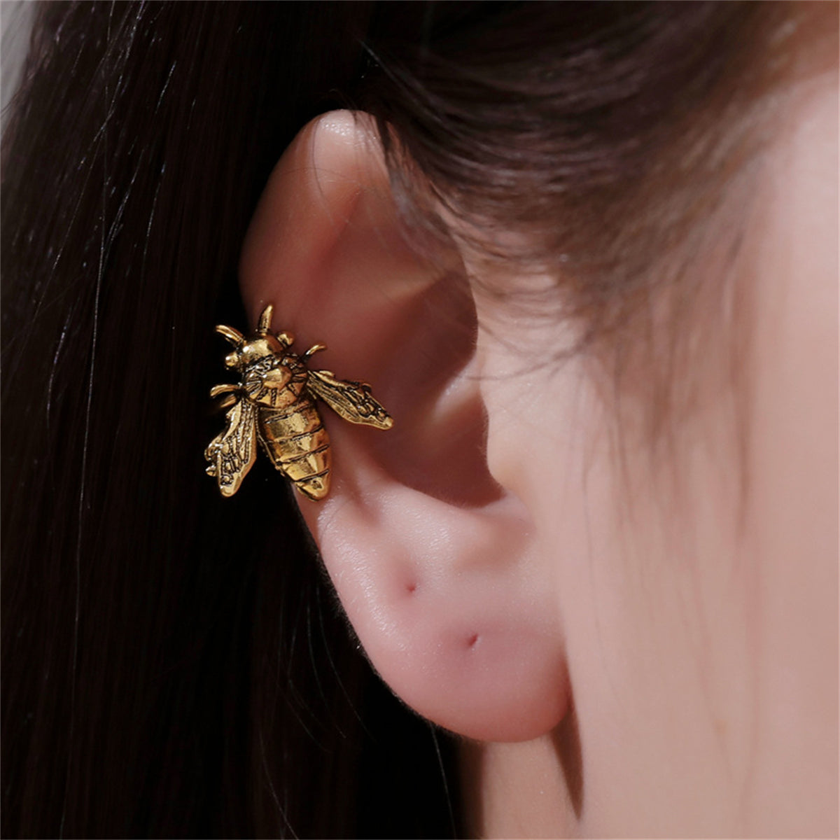 Elegant 18K gold-plated bee ear cuff featuring a beautifully detailed bee design, perfect for adding a touch of charm to any outfit.