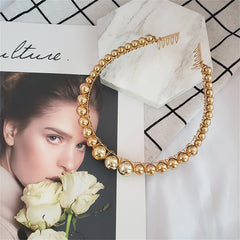 Chic gold necklace with pearls and beads, a perfect accessory for a sophisticated look, crafted in 18K gold plating.