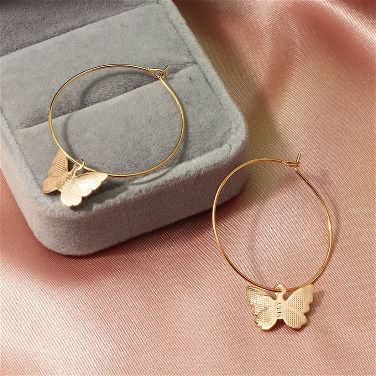 Dazzling 18K gold-plated butterfly earrings, combining elegance and playfulness for a perfect finishing touch to your ensemble.
