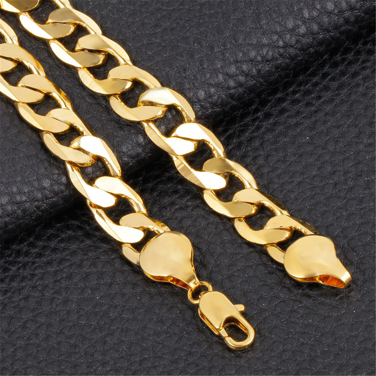 18K Gold-Plated Chunky Curb Chain Bracelet, gold bracelet for women, elegant gift for her, detail close-up