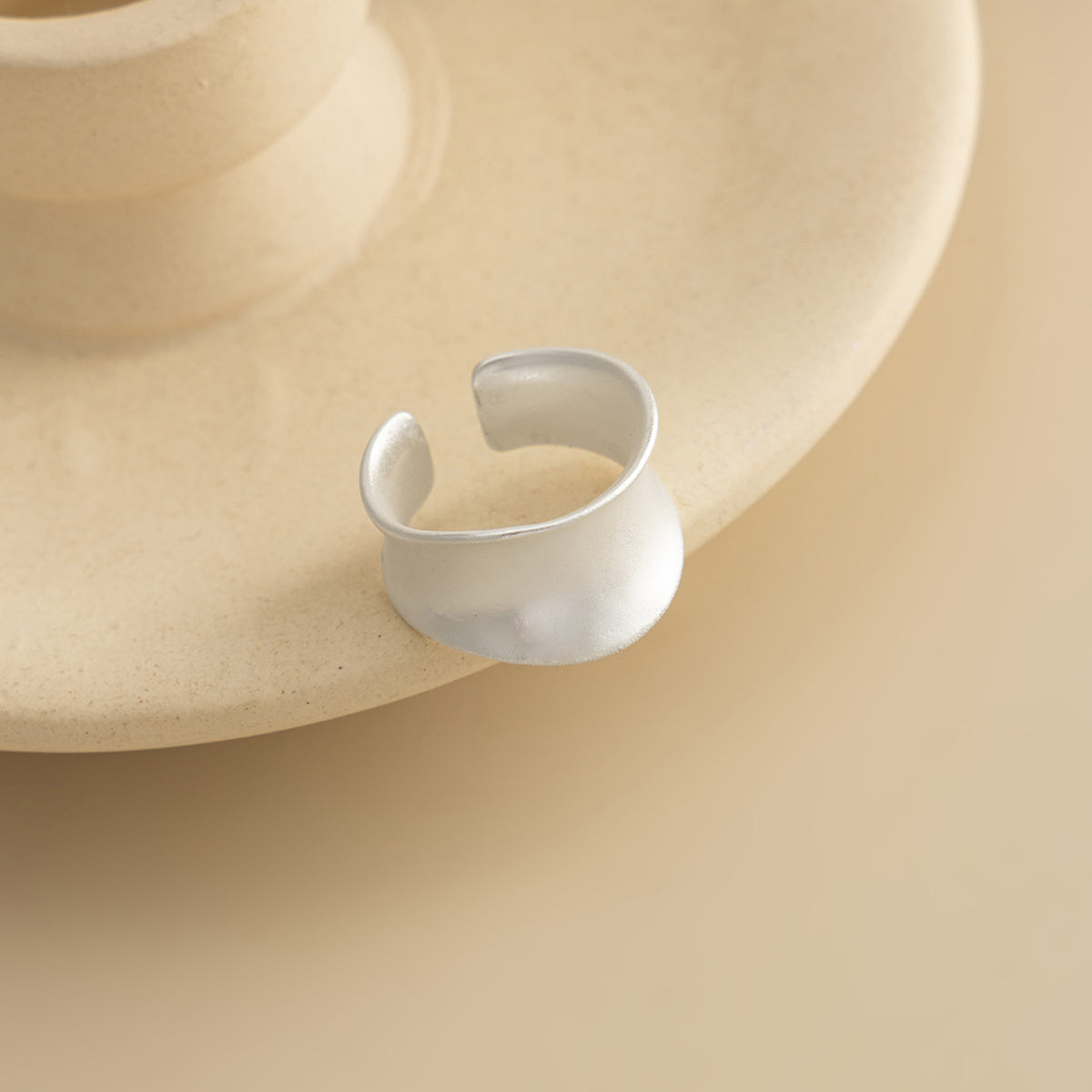 Silvertone Textured Curve Open Ring, vintage-inspired design, detail close-up