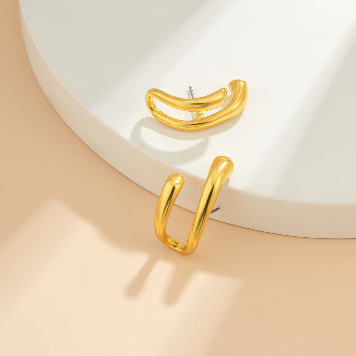 Beautifully crafted 18K gold-plated curved earrings, designed to enhance your style with a modern and sophisticated flair.