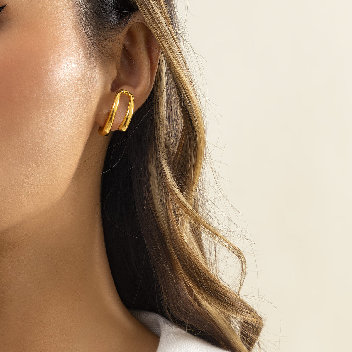 Eye-catching 18K gold-plated open stud earrings featuring a graceful curved design, ideal for elevating your accessory game.