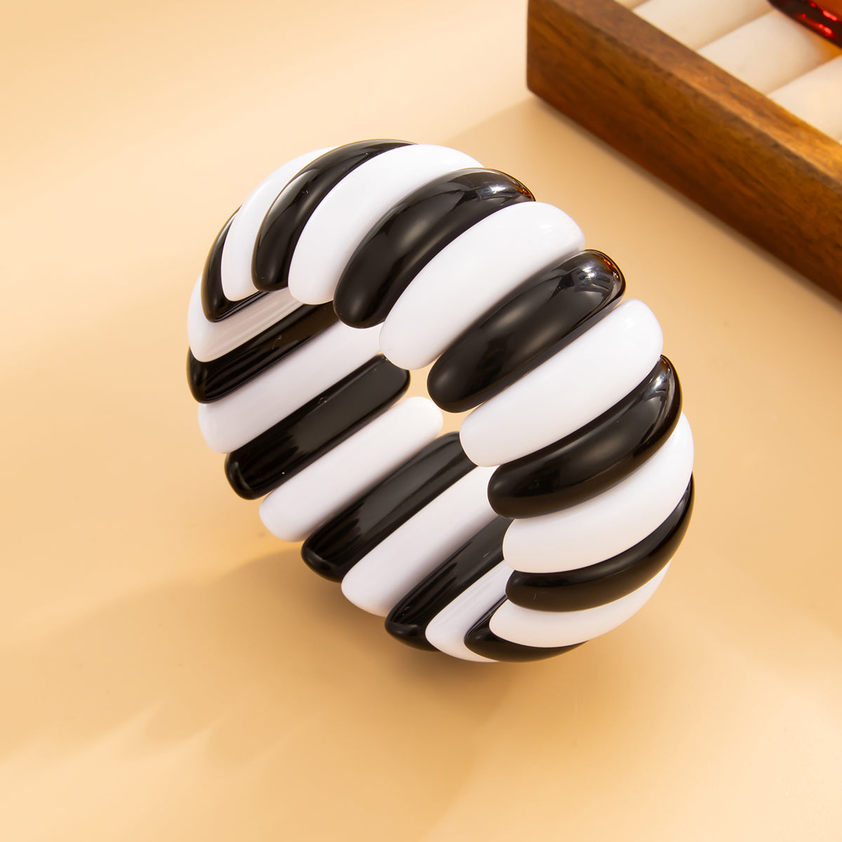 Black and White Resin Tire Stretch Bracelet, botanical inspired, detail close-up