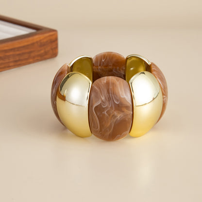 Light Coffee Resin and Goldtone Petals Stretch Bracelet, elegant gift for her, detail close-up