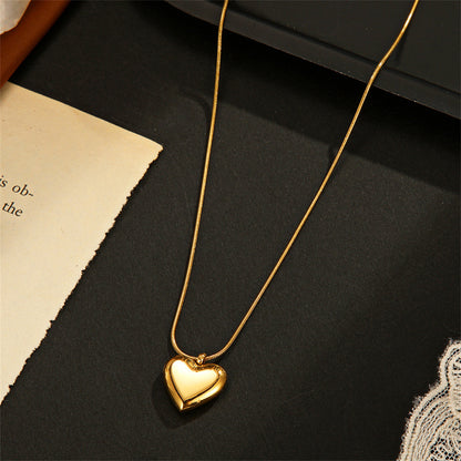 18K Gold-Plated Heart Pendant Necklace, gold pendant necklace for women, botanical inspired, detail close-up