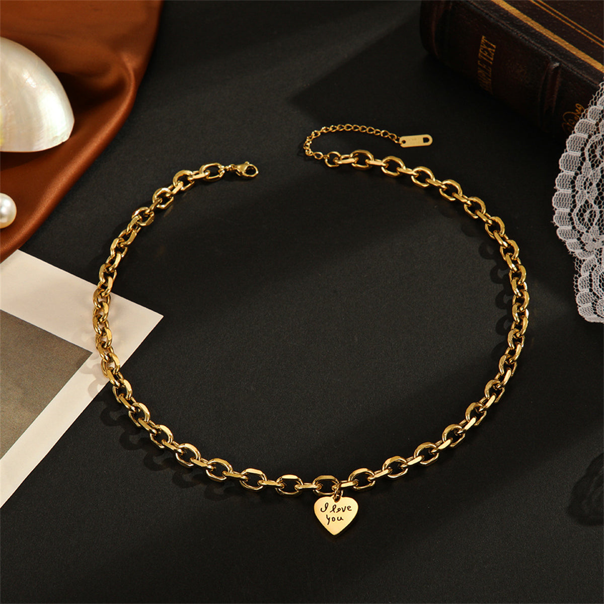 Beautiful 18K gold-plated necklace with a heart pendant, a timeless piece to celebrate love and connection.
