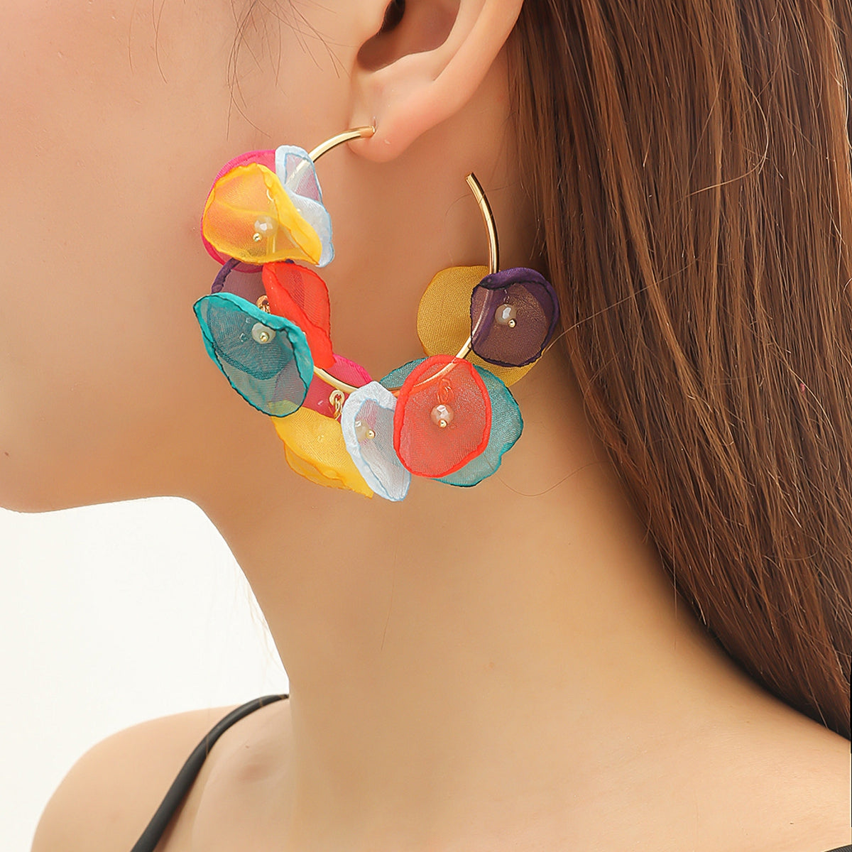 Brightly colored flower-shaped earrings in polyester and acrylic, enhanced with 18K gold plating for a stylish look.