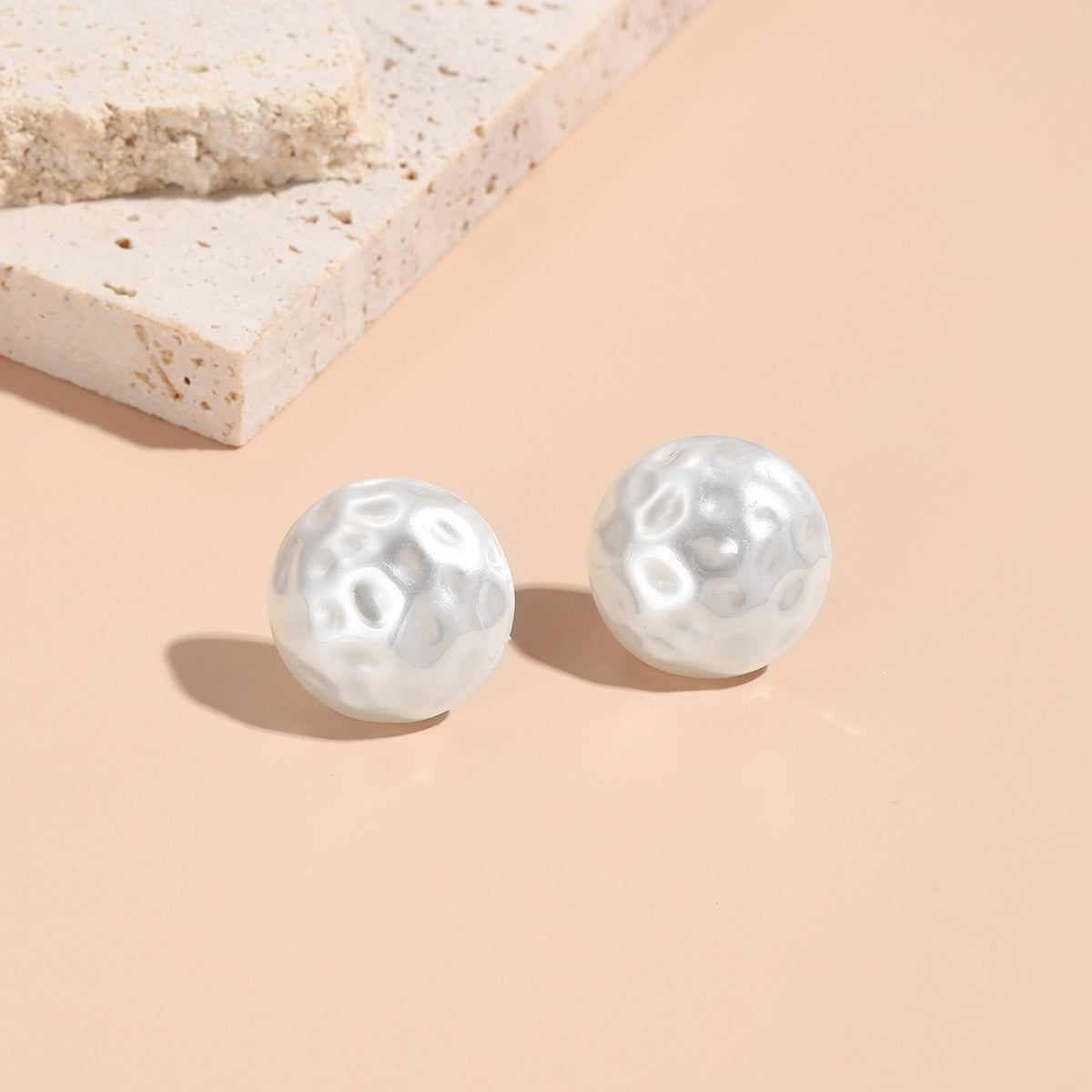 Pearl & Silver-Plated Hammered Round Stud Earrings