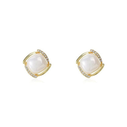 Pearl and Cubic Zirconia Rhombus Stud Earrings, stud earrings for women, dainty minimalist design, detail close-up