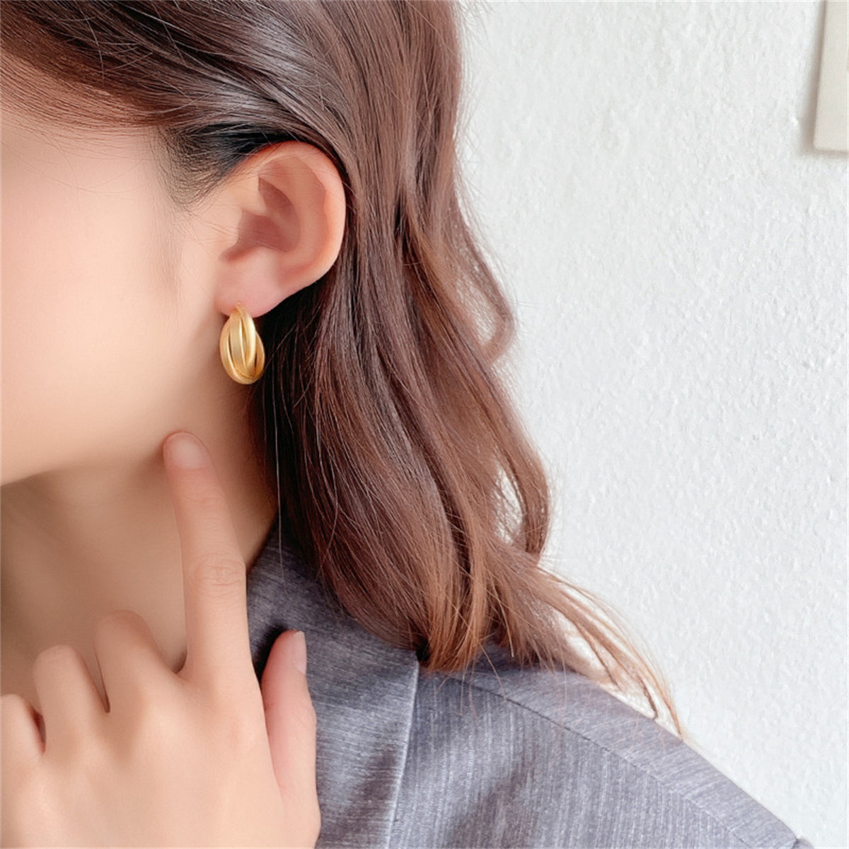 Chic 18K gold-plated twisted hoop earrings, ideal for making a bold fashion statement while remaining effortlessly stylish.