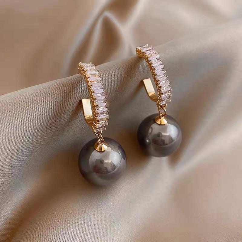 Sophisticated gray pearl and diamond drop earrings, elegantly designed with 18K gold plating and sparkling cubic zirconia.