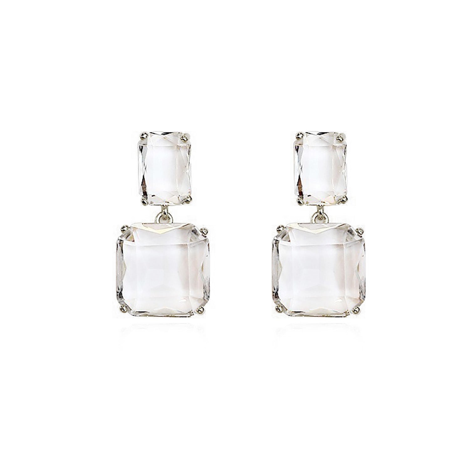 Dazzling square drop earrings made of clear crystal, elegantly framed in silver plating for a timeless accessory.