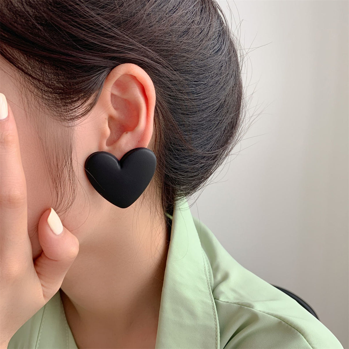 Black Acrylic and Silver-Plated Heart Stud Earrings, silver stud earrings for women, vintage-inspired design, lifestyle look