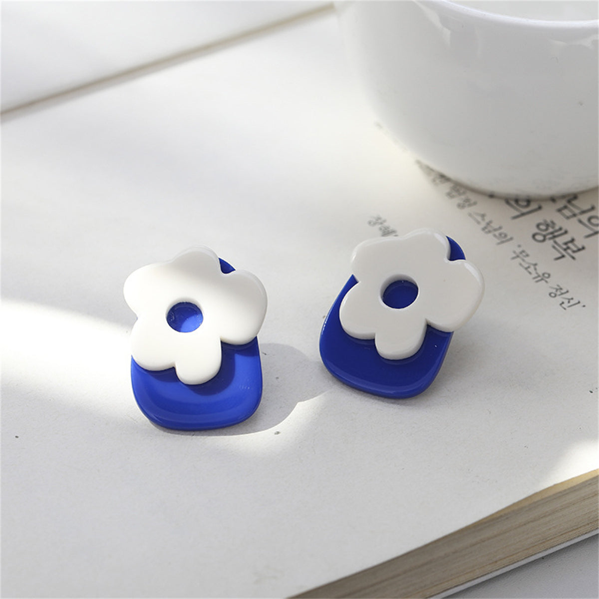Blue and White Flower Stud Earrings, stud earrings for women, vintage-inspired design, detail close-up