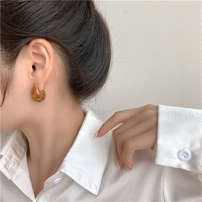 Brown Resin Marbled Chunky C-Shape Huggie Earrings, huggie earrings, dainty minimalist design, lifestyle look