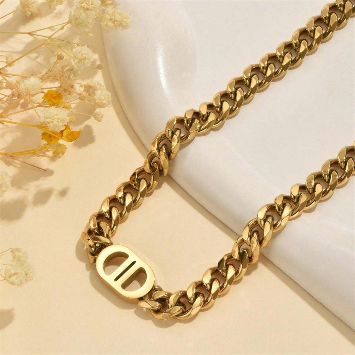 18K Gold-Plated Cuban Chain Oval Pendant Necklace, gold pendant necklace for women, botanical inspired, detail close-up