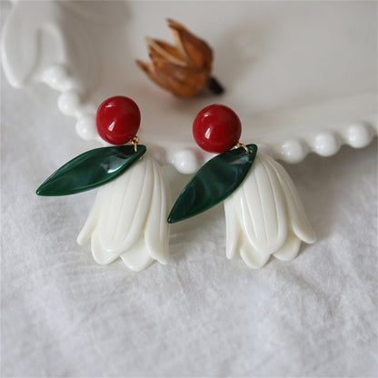 Red and White Flower Drop Earrings, drop earrings for women, dainty minimalist design, detail close-up