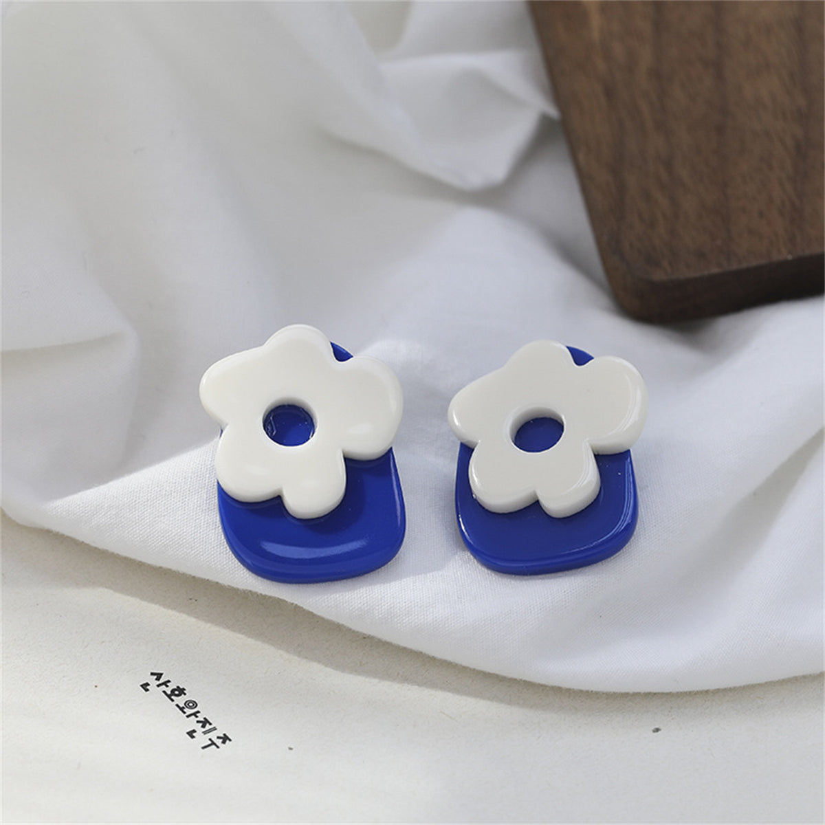 Blue and White Flower Stud Earrings, stud earrings for women, vintage-inspired design, side view