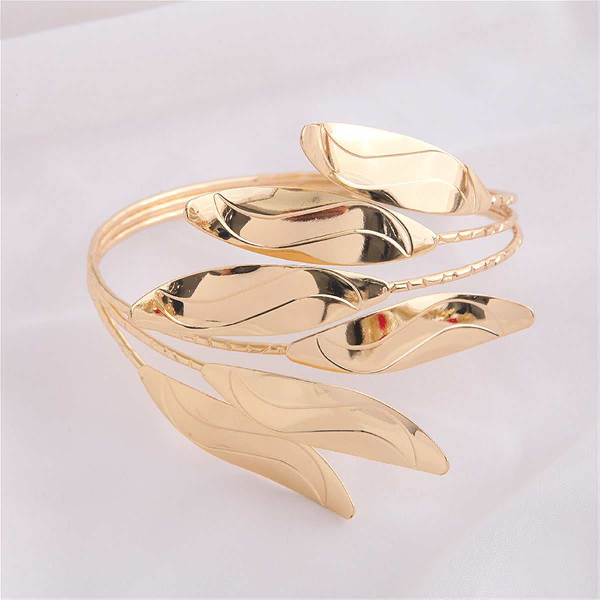 Exquisite arm cuff with leaf accents, made from 18K gold-plated material, ideal for a stylish, nature-inspired accessory.