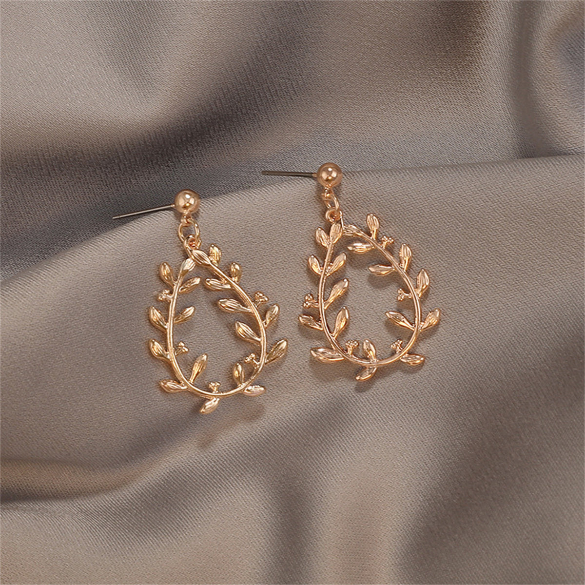 Chic 18K gold-plated drop earrings with a botanical wreath design, featuring lovely leaf embellishments for a stylish look.