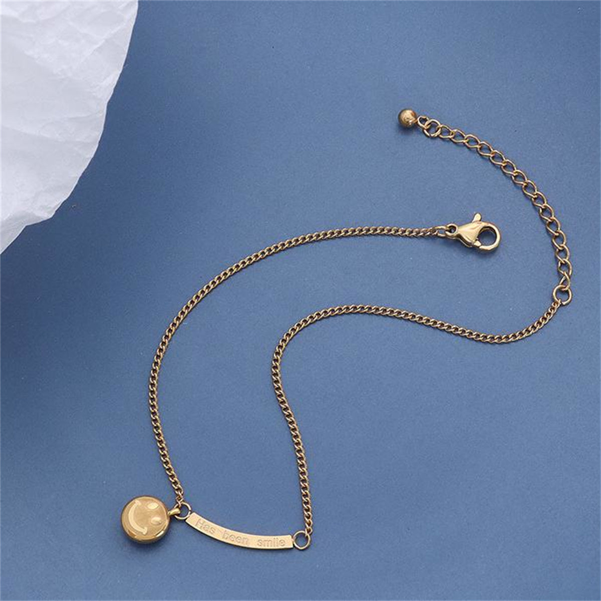 18K Gold-Plated Curved Bar Smiley Charm Anklet, gold anklet bracelet, vintage-inspired design, detail close-up