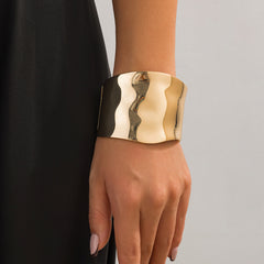 Elegant 18K gold-plated bangle bracelet featuring a sleek, curved design for a sophisticated touch to any outfit.