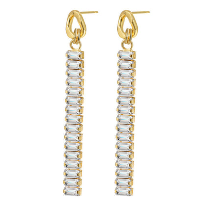 Crystal and 18K Gold-Plated Cuban Chain Drop Earrings, gold drop earrings for women, vintage-inspired design, detail close-up