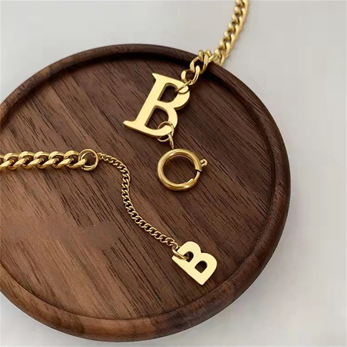  Dazzling 18K gold-plated 'B' drop necklace with a heart, a fashionable piece that combines elegance and personal flair.