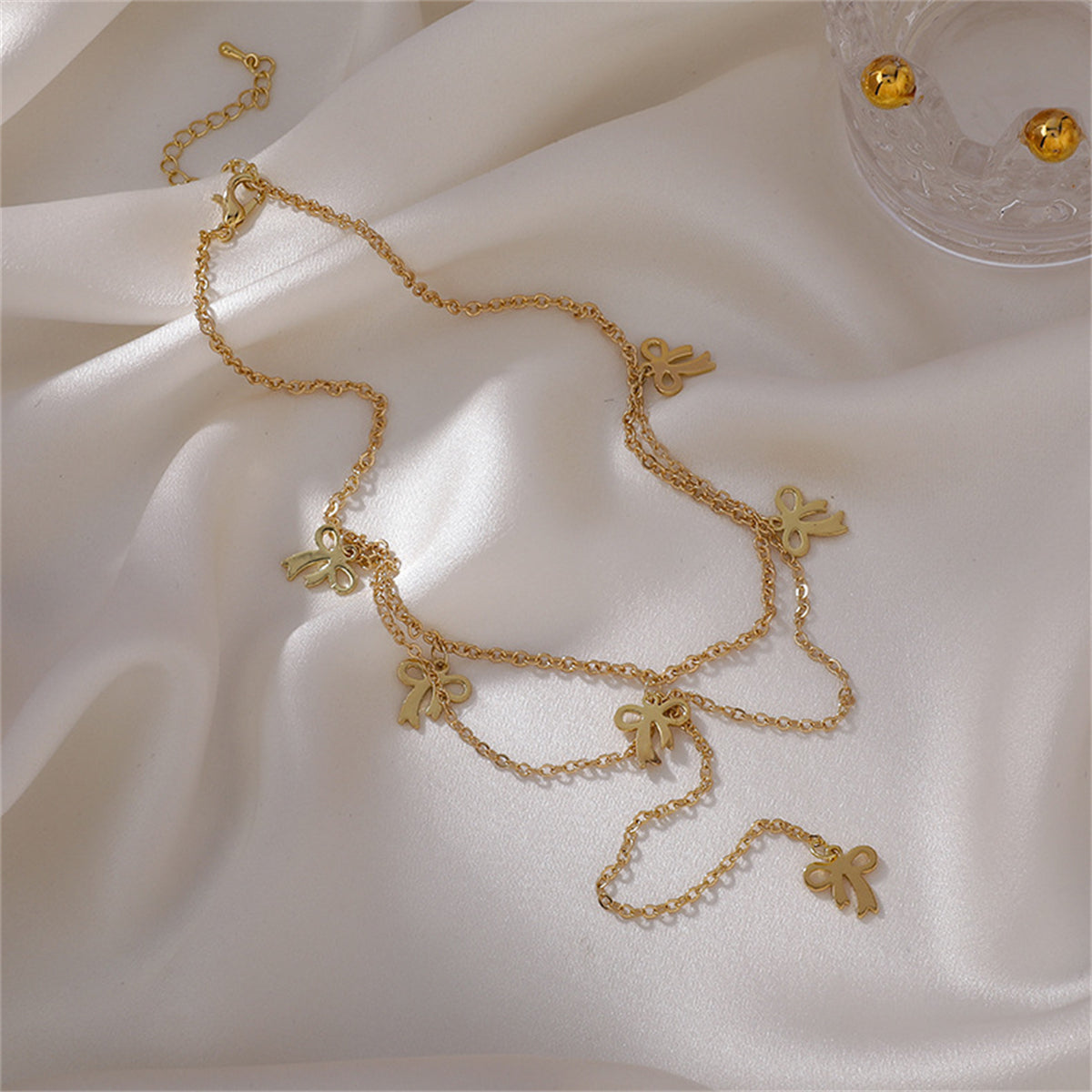 Dazzling 18K gold-plated bow station choker with bows, a lovely piece for any occasion.