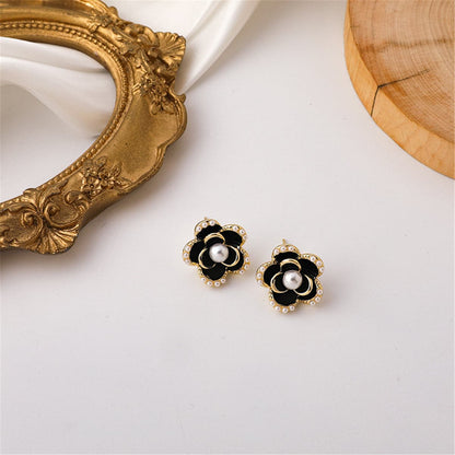 Pearl and Black Enamel 18k Gold-Plated Flower Stud Earrings, gold stud earrings for women, detail close-up