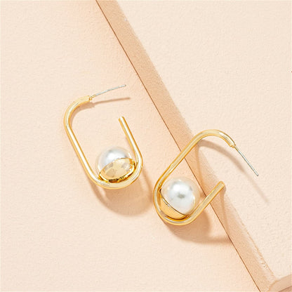 Pearl and 18K Gold-Plated Oval Huggie Earring, gold huggie earrings, vintage-inspired design, detail close-up
