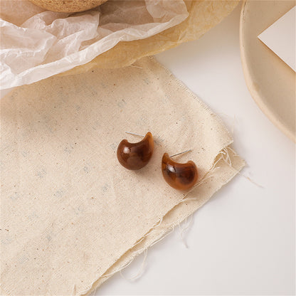 Brown Resin Marbled Chunky C-Shape Huggie Earrings, huggie earrings, dainty minimalist design, detail close-up